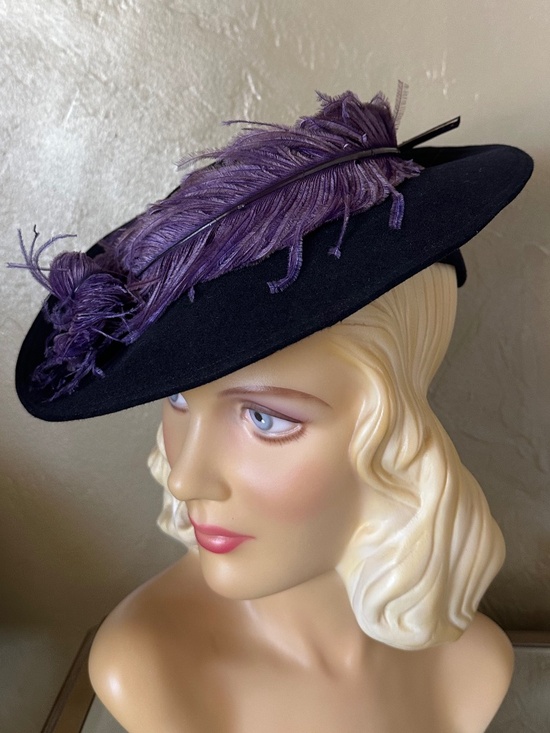 EXCEPTIONAL 1940s\' BLACK FELT WIDE BRIM TILT HAT + PURPLE OSTRICH FEATHERS main image 4